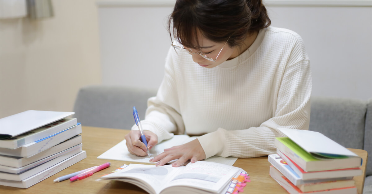 転職に向けてTOEICで900点をとるために英語を勉強する女性