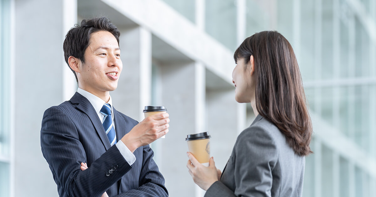 日系企業で働く男女