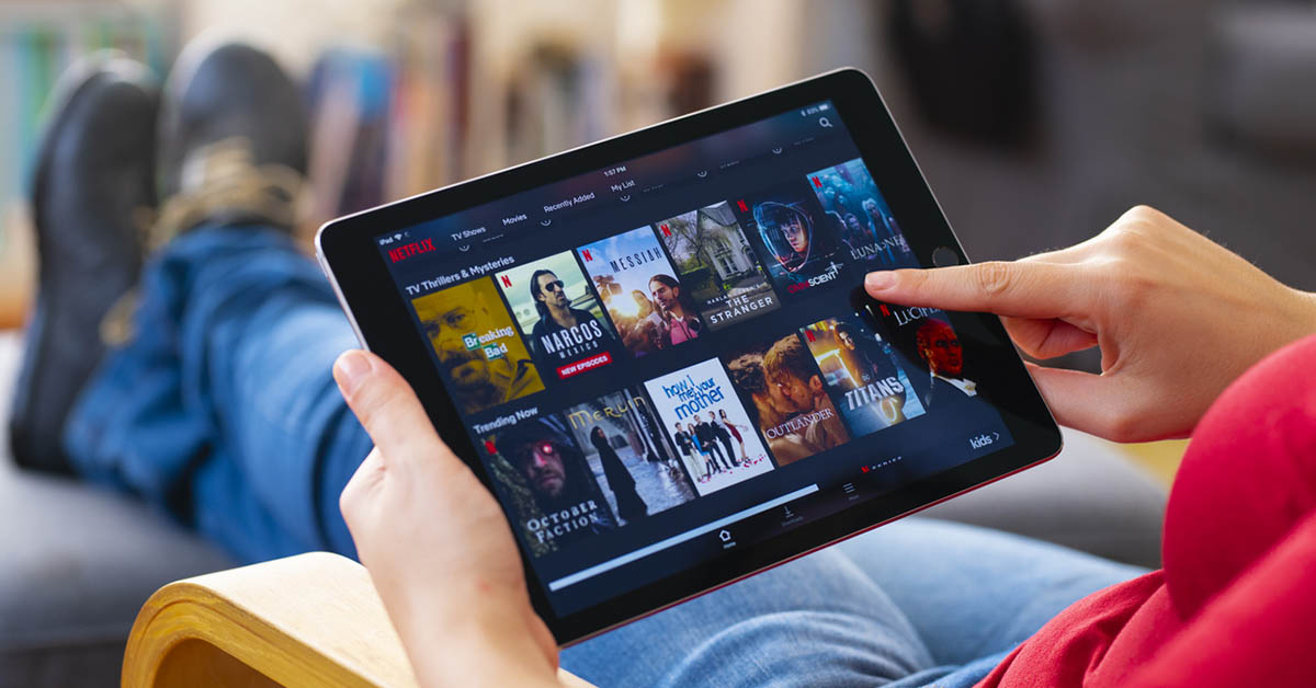 英語で映画を見ている日本人の様子