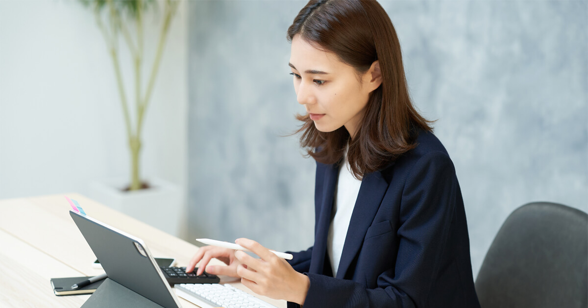 海外からの転職のポイントを探す女性