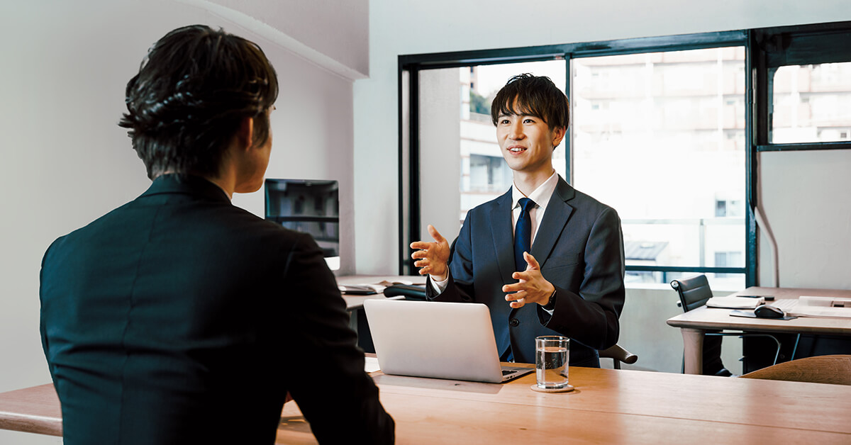 希望する会社のHR男性と面談を受けている男性の様子