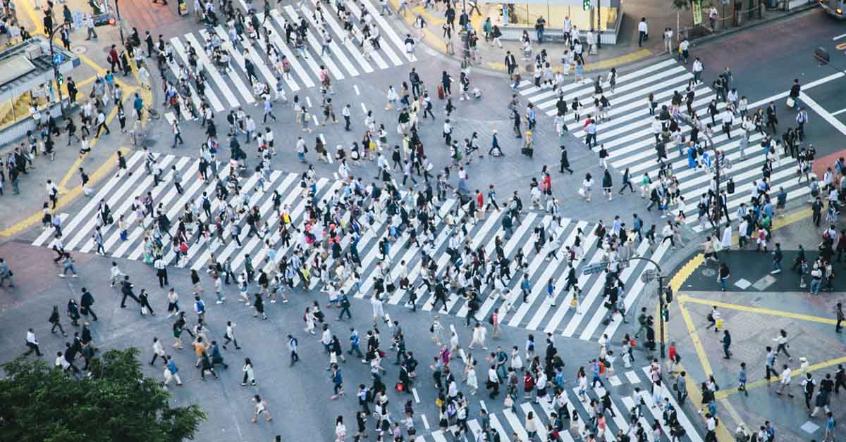 渋谷交差点で道路を横断する歩行者の空中写真