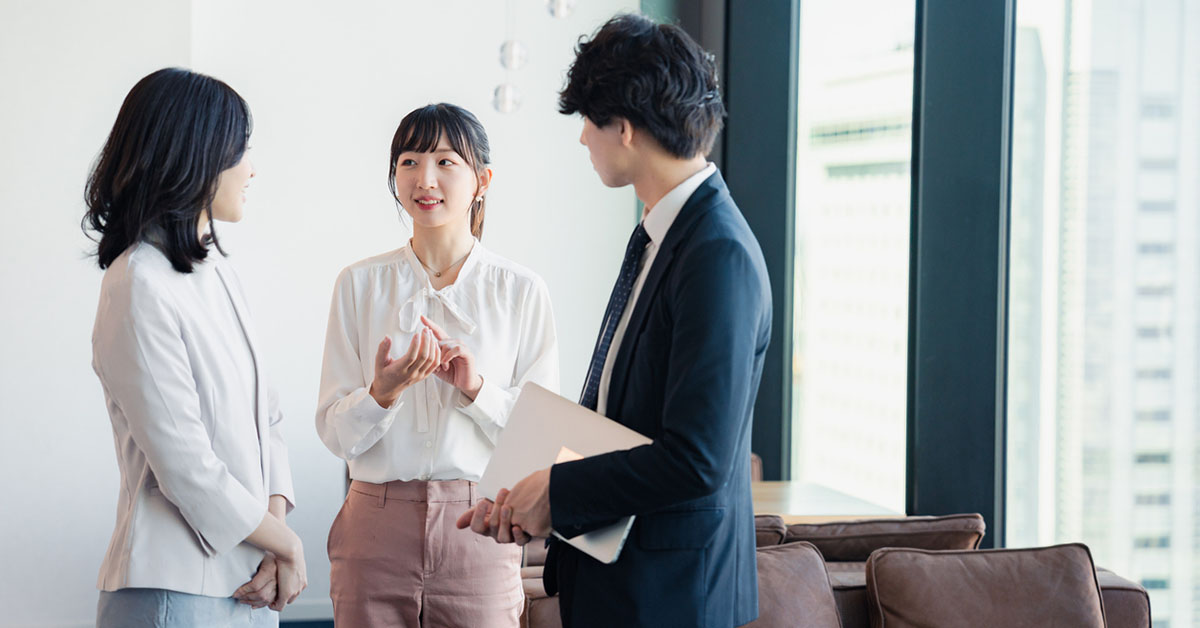 他部署のマネージャーたちに根回しする女性社員