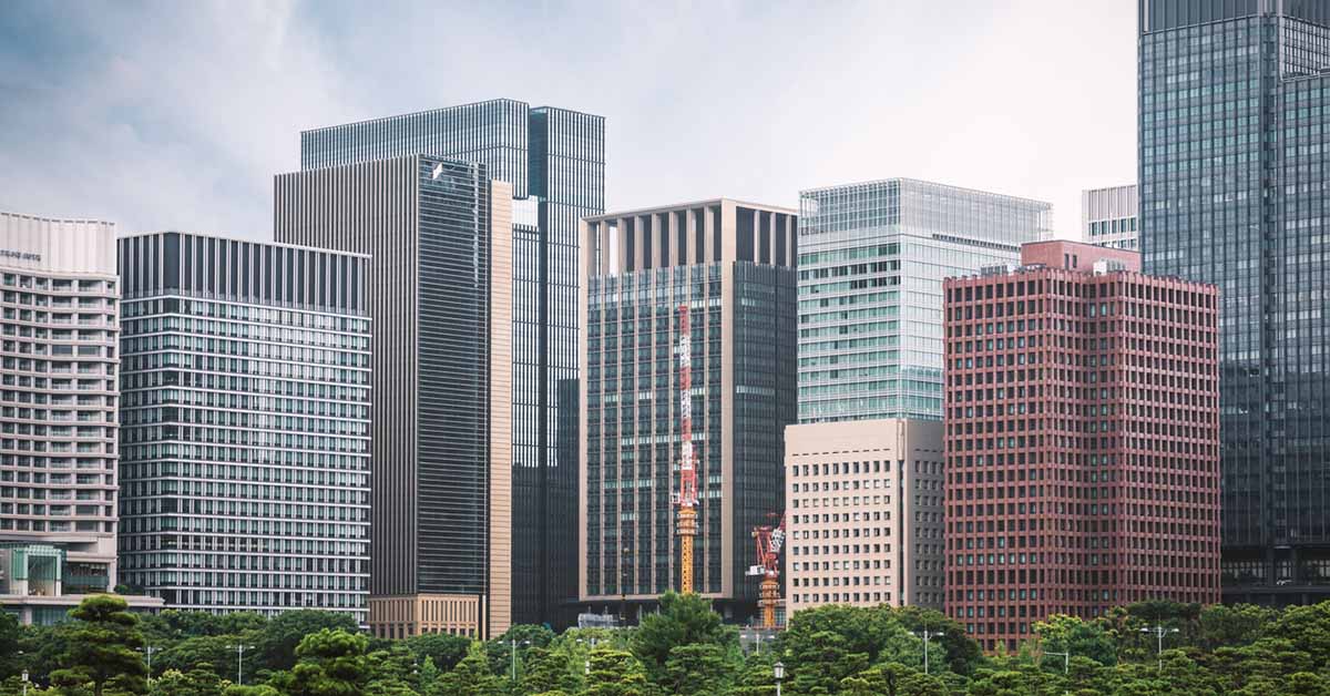 日本の首都圏に立ち並ぶ企業ビルの画像