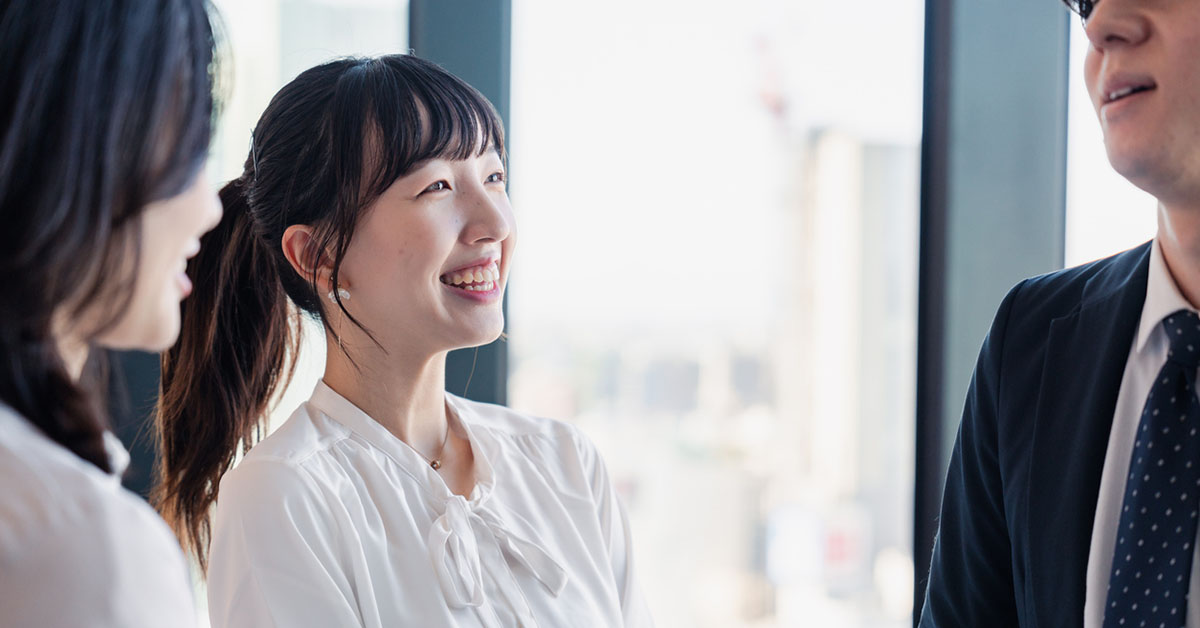 オフィスで同僚と仕事を楽しんでいる候補者