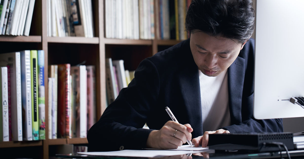 自宅のパソコンの前で履歴書の下書きをしている候補者