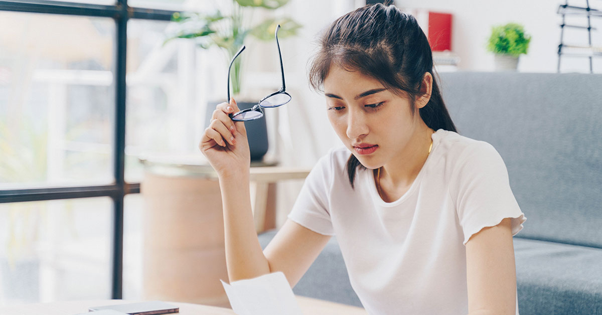 給与が下がって驚いている女性