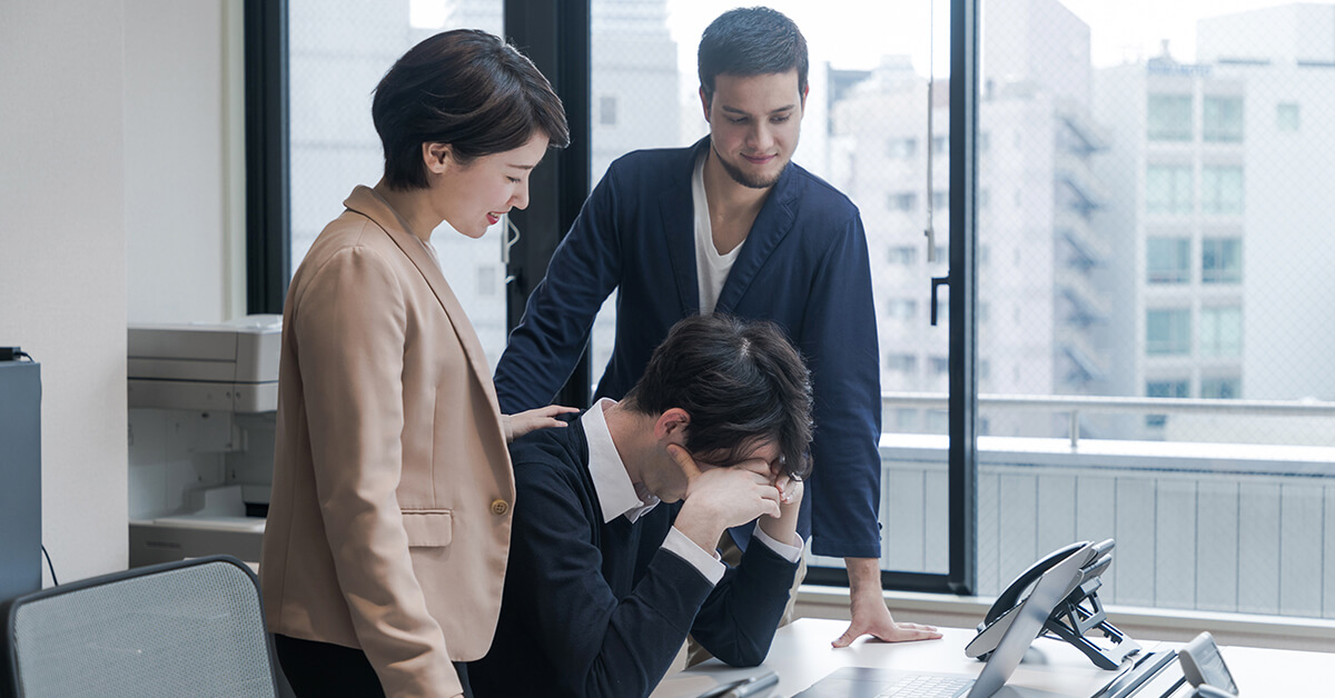  英語を理解できずに困っている男性