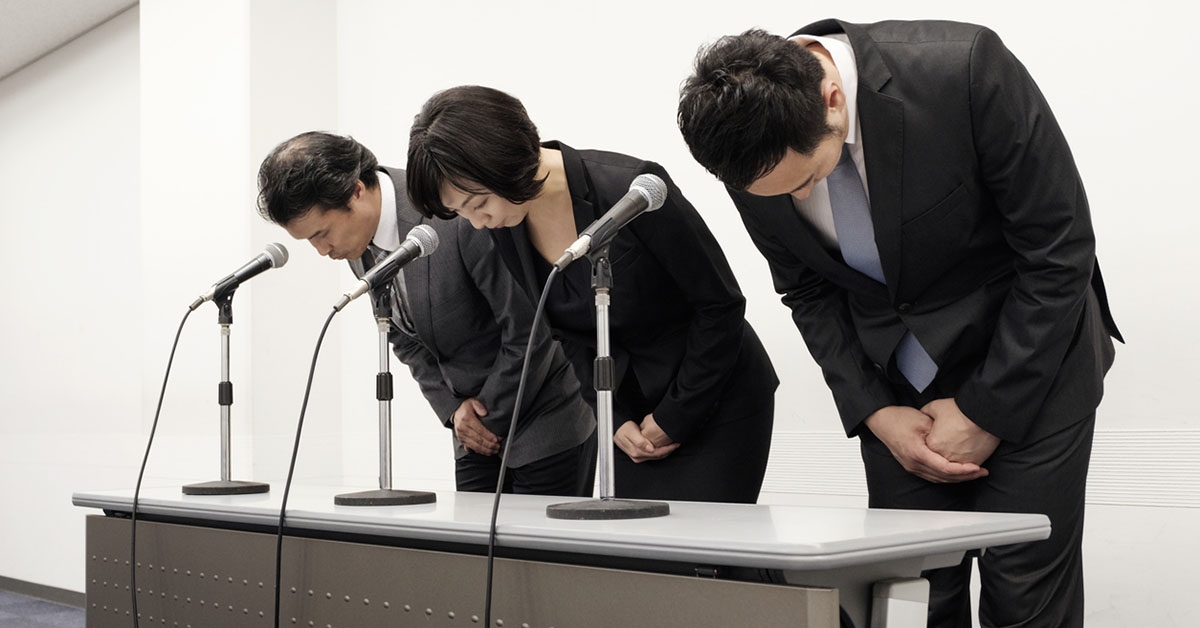 謝罪会見で頭を下げる日本企業の人たち