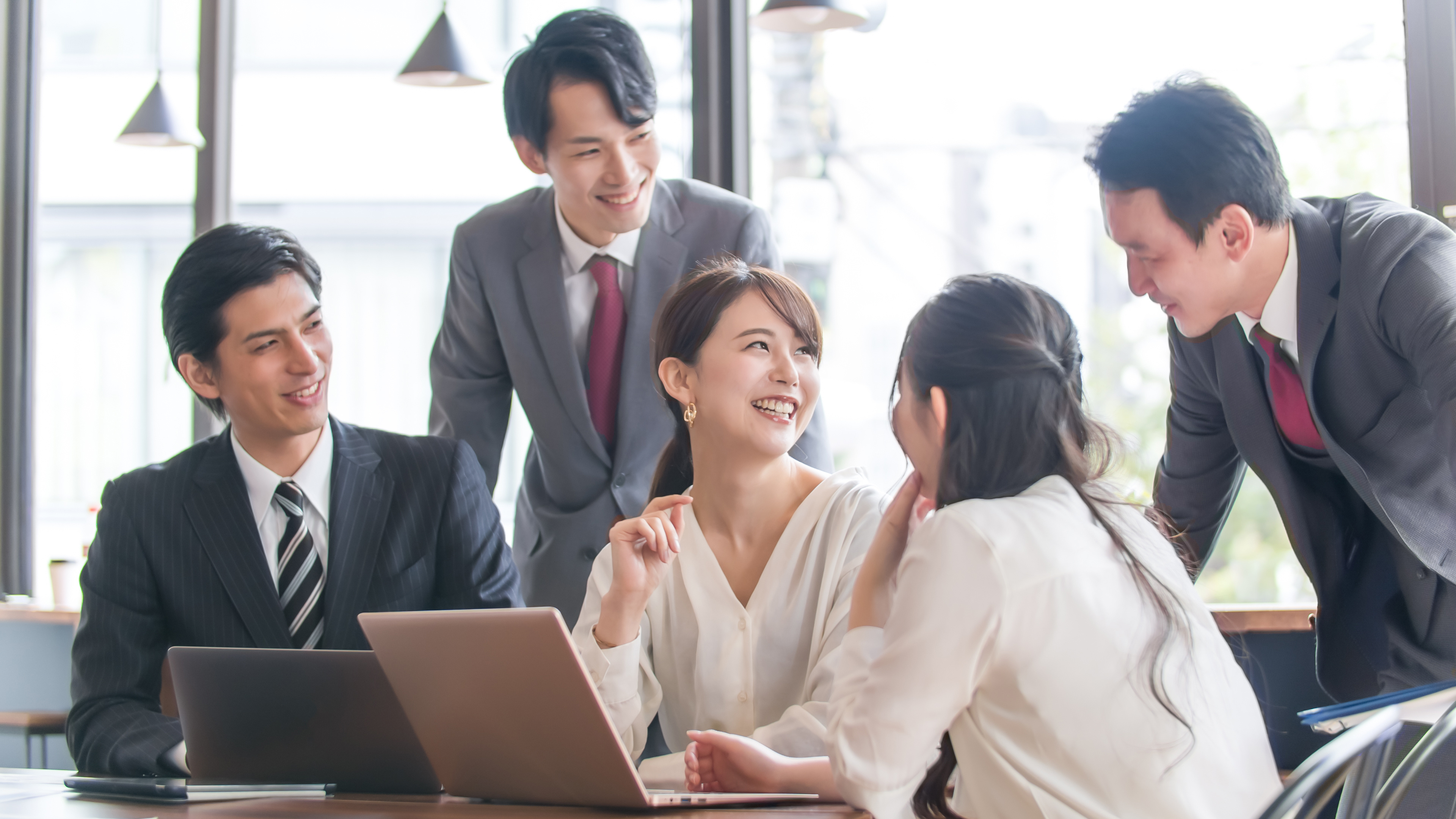 転職を成功させて生き生きと仕事をする女性