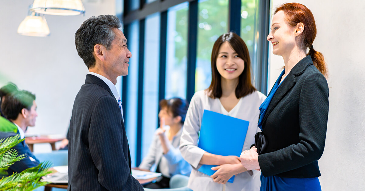 本社から来た人と英語で話している男性