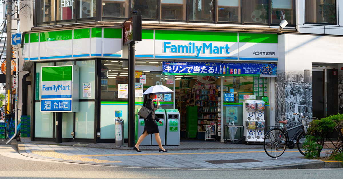 コンビニのファミリーマートの画像