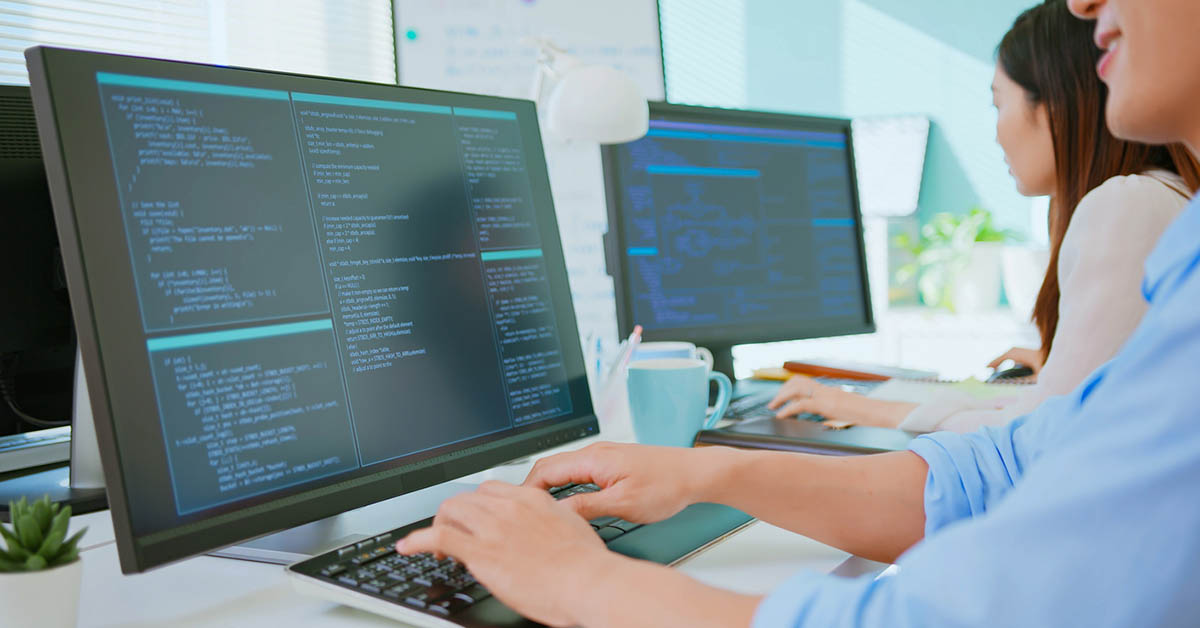 企業のIT部門で働いているITエンジニアのパソコン画面と手元の画像