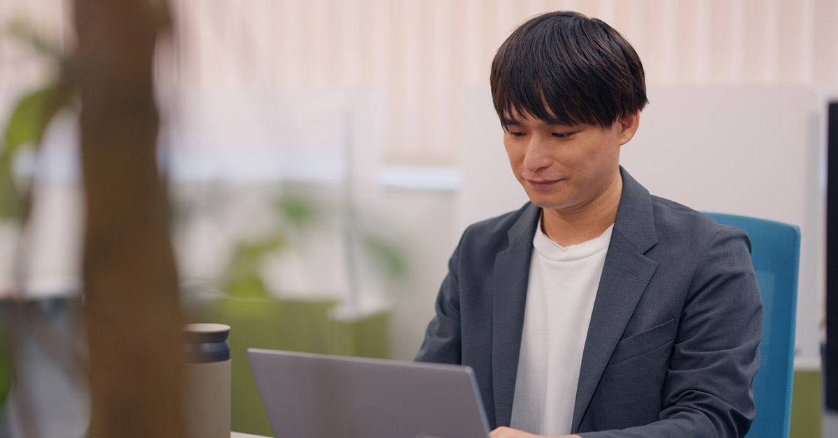 企業でソリューションアーキテクトとして働く男性
