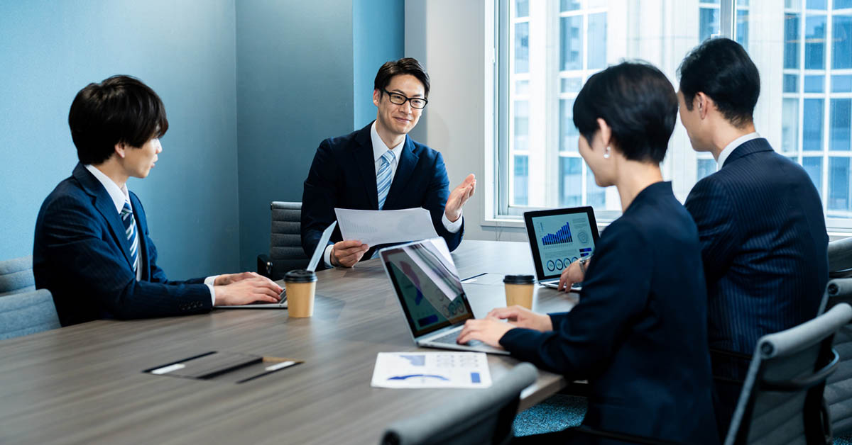 ITコンサルティングファームの主要企業を比較検討するための会議風景
