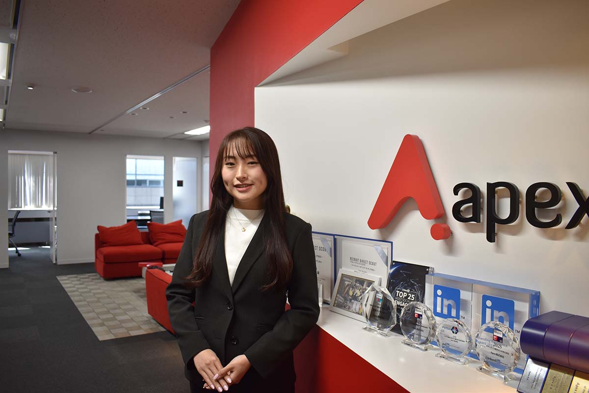 MSL採用やキャリア相談を担当するApexプリンシパルコンサルタント我妻澪のオフィスでのプロフィール写真