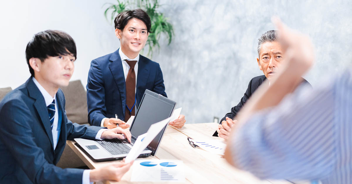 コンプライアンス担当者の仕事内容と企業ガバナンス体制を表す社内会議の様子