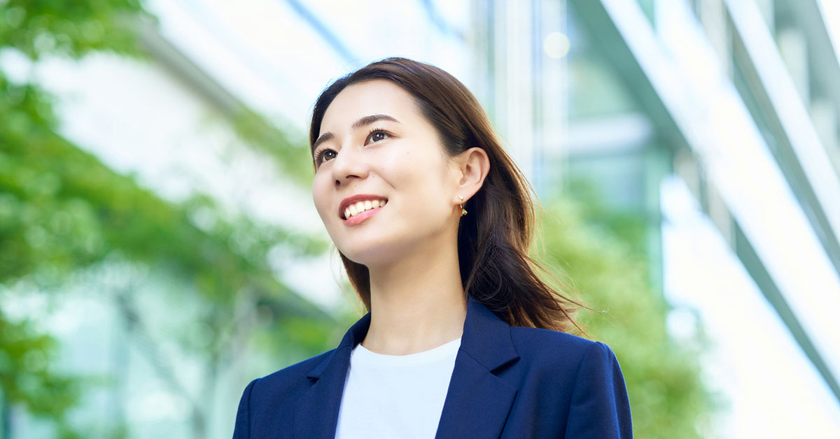 転職で年収アップを実現した清々しい表情の日本人ビジネスウーマン
