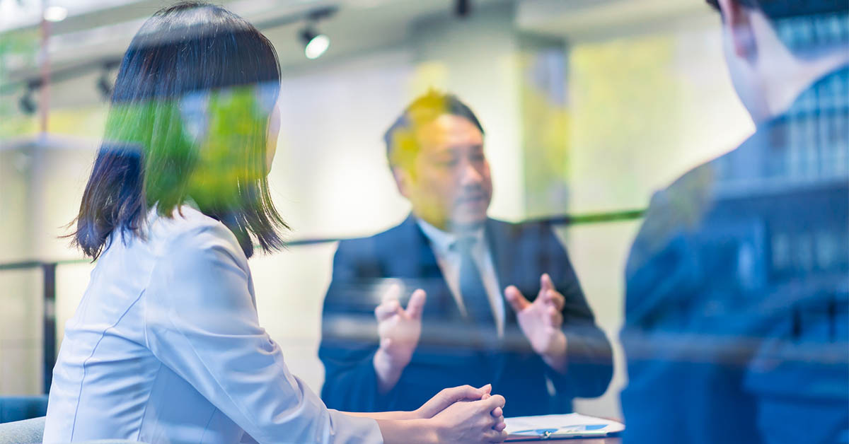 採用に苦戦するスタートアップ企業のマネージャーがチームと課題を話し合う様子