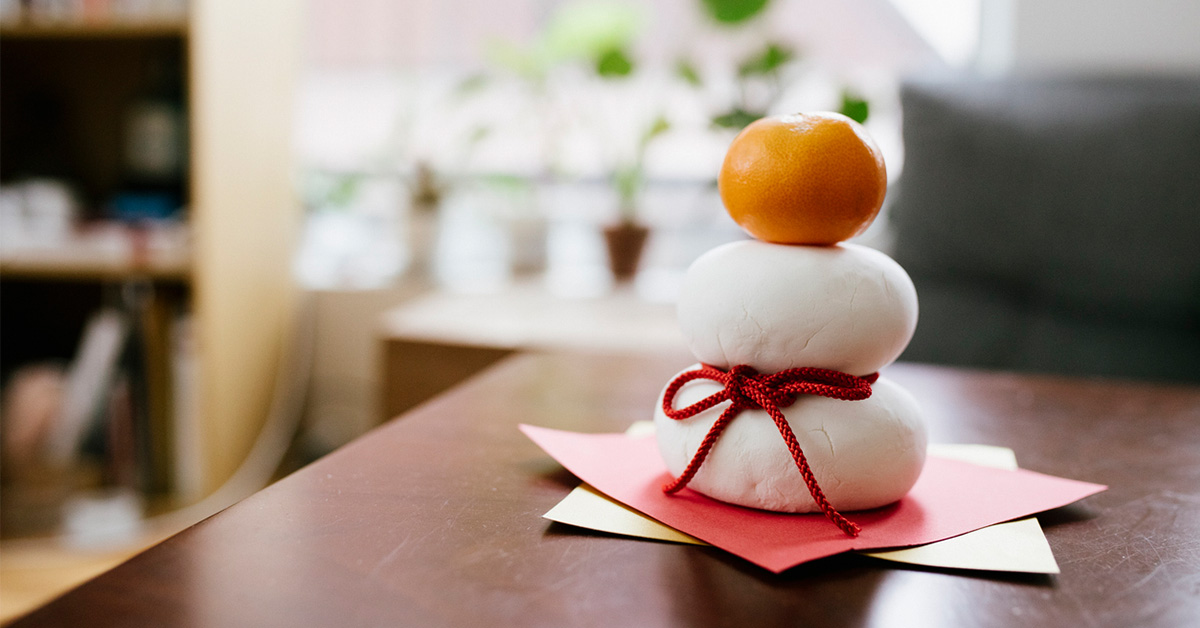 鏡餅などの年末年始の新年飾りが置かれた家の様子