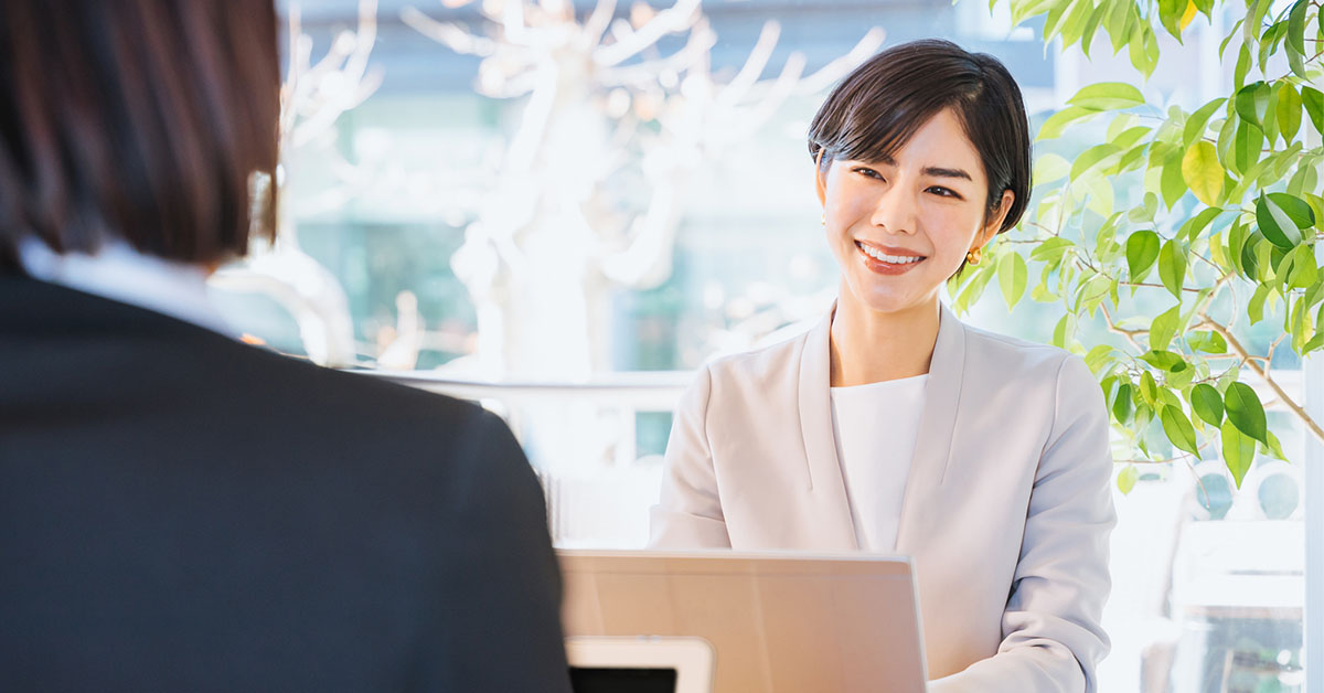 外資系IT営業職への転職を目指す女性に、コンサルタントがキャリアアドバイスを行う様子。