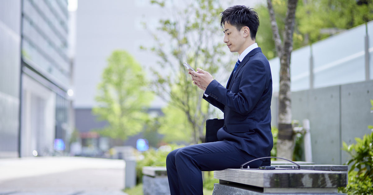応募企業に折り返し電話をかけようとしているビジネスマン