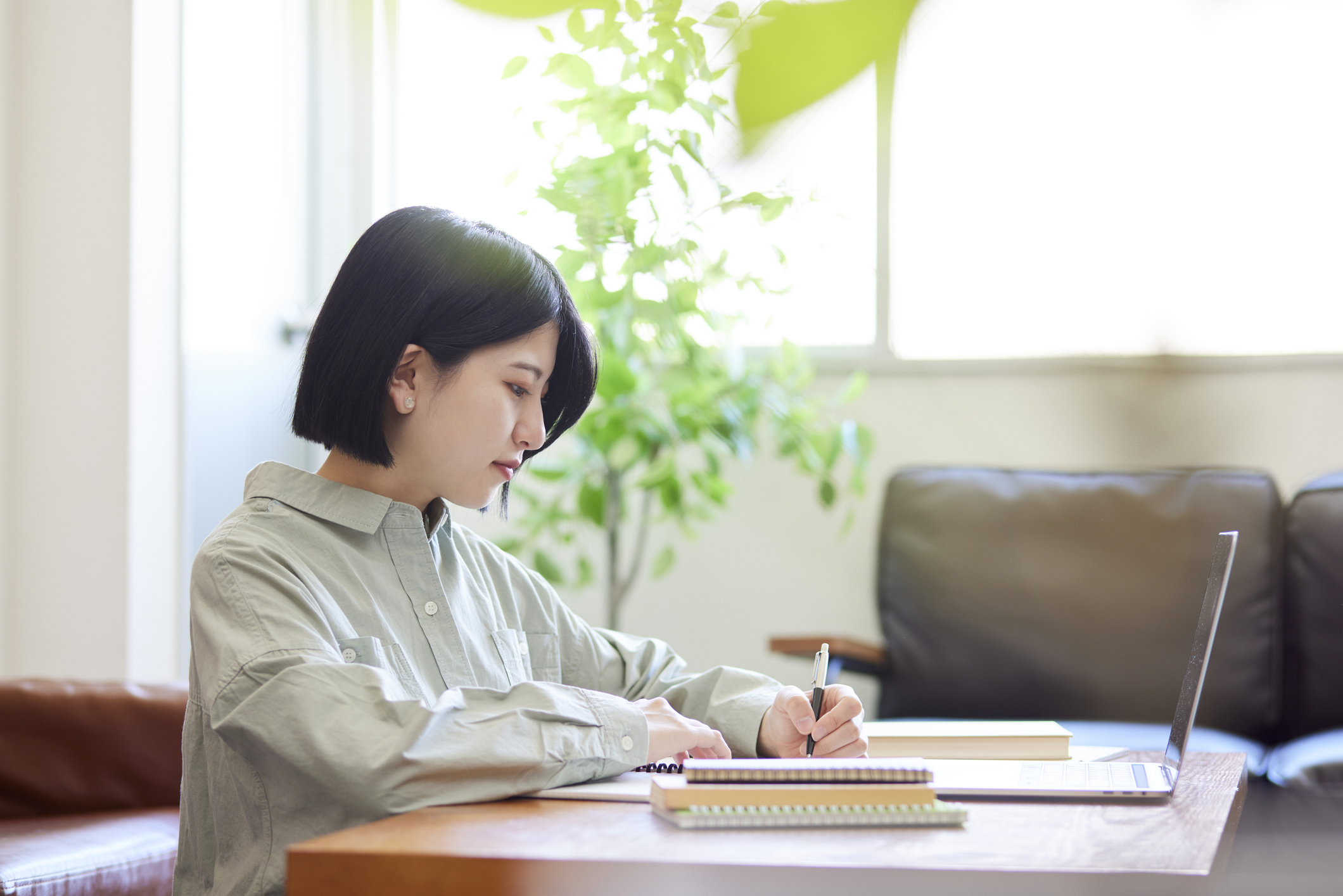 転職に向けて自己評価をする女性の図