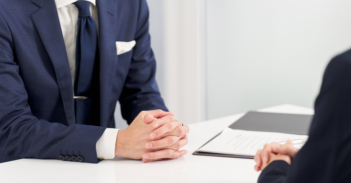 候補者に転職理由を尋ねている企業の面接官の手元の様子