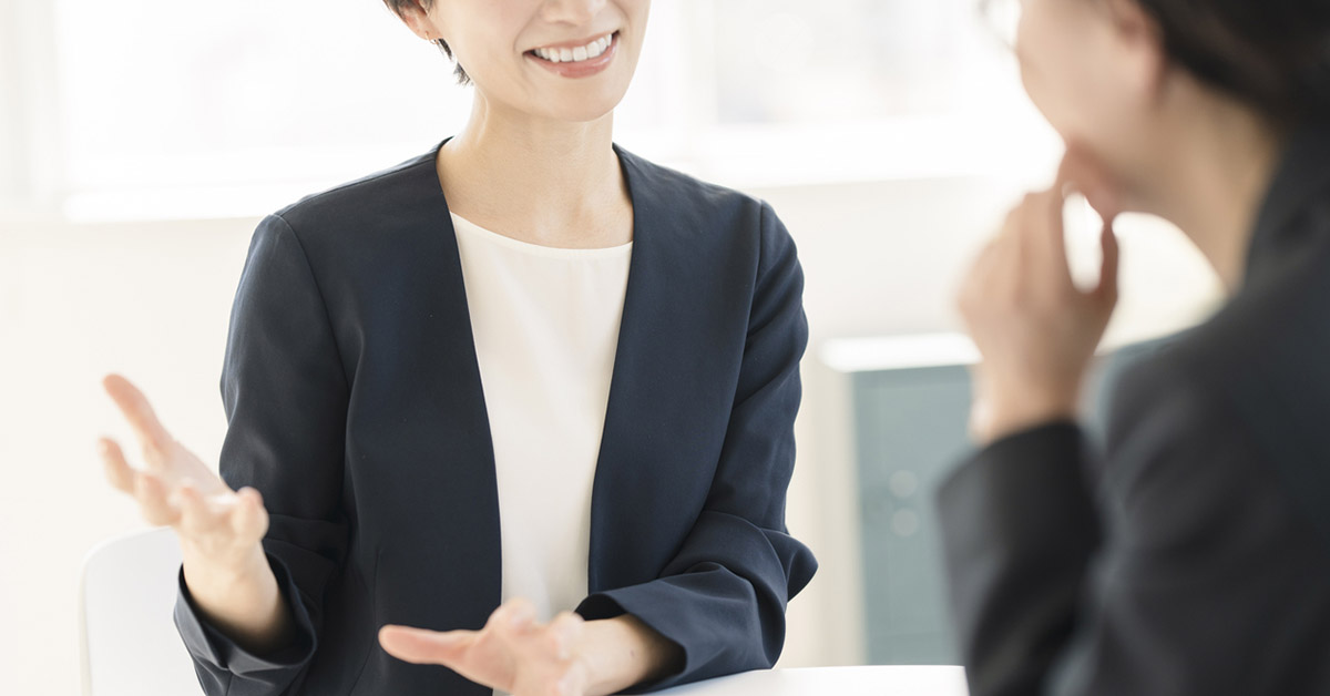 転職で空白期間の理由をポジティブに面接官に伝える候補者の様子