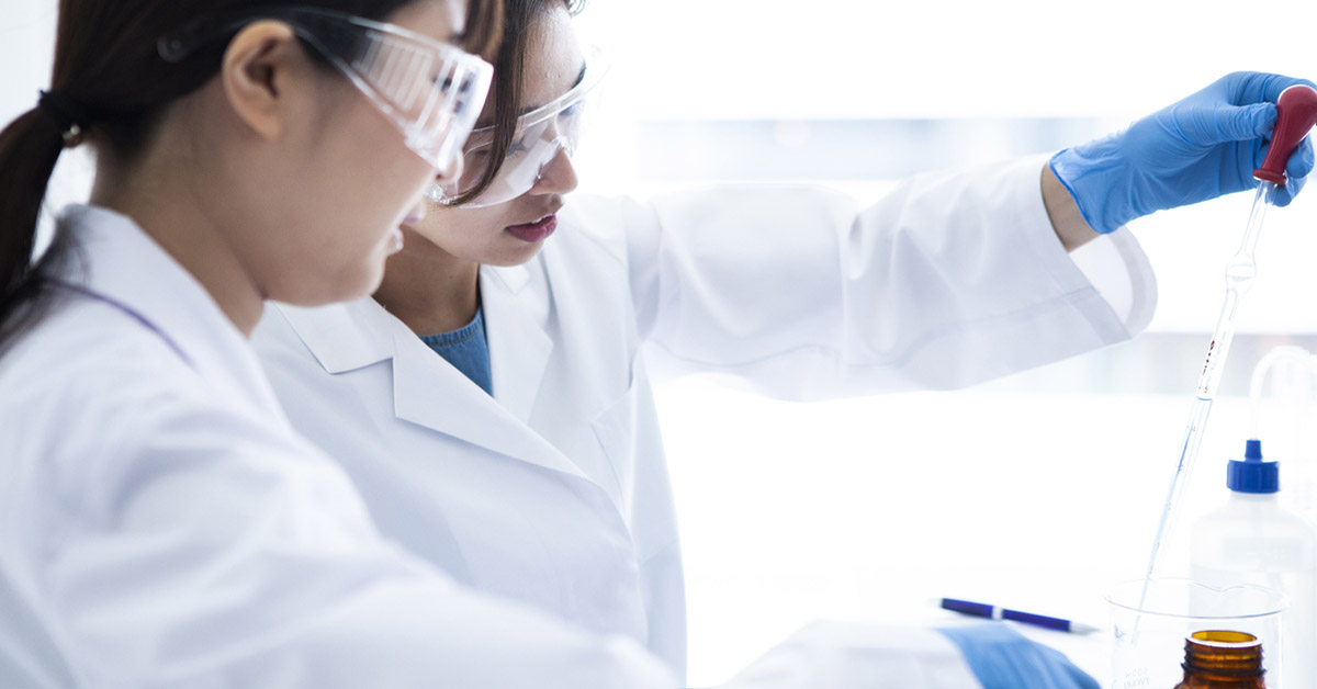 2名の女性が臨床試験を行う様子