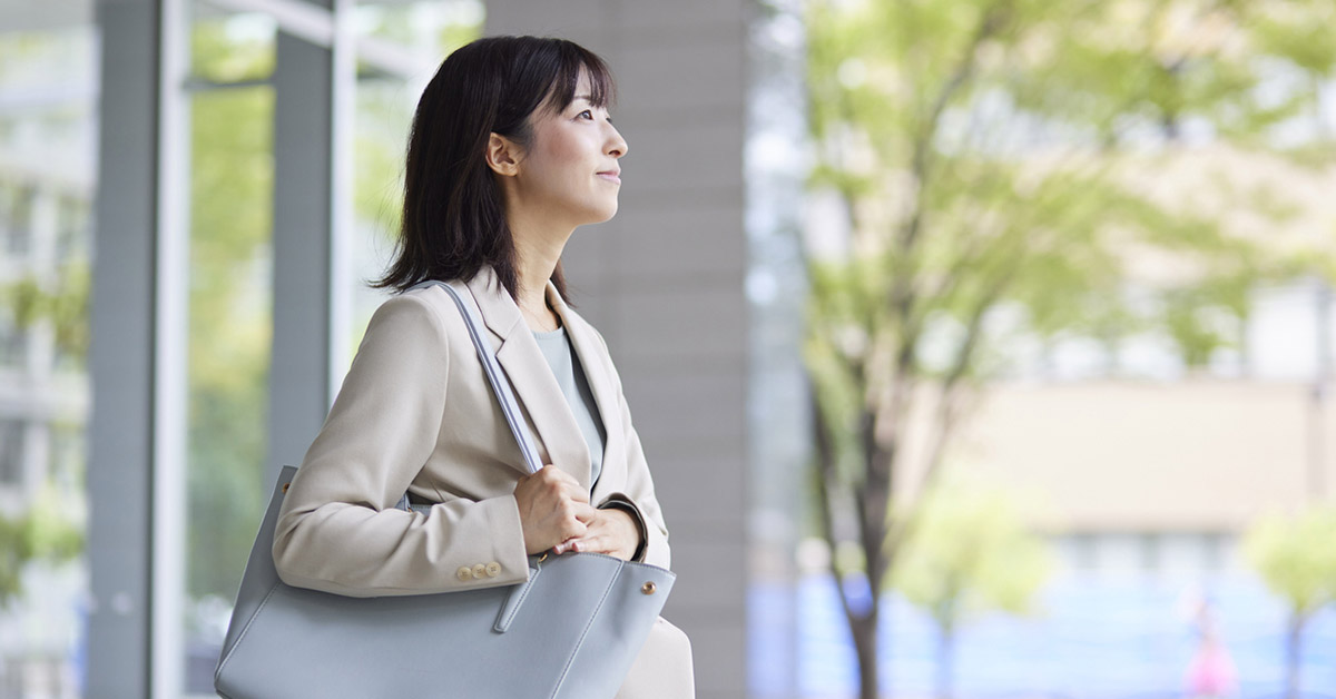 面接の持ち物を準備して面接会場に向かうビジネス女性