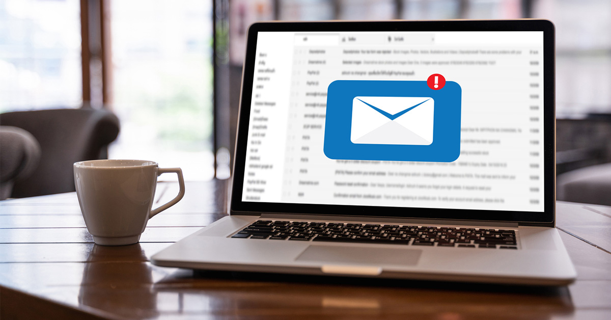 年末年始で担当者不在のためメールが届かないノートパソコン画面