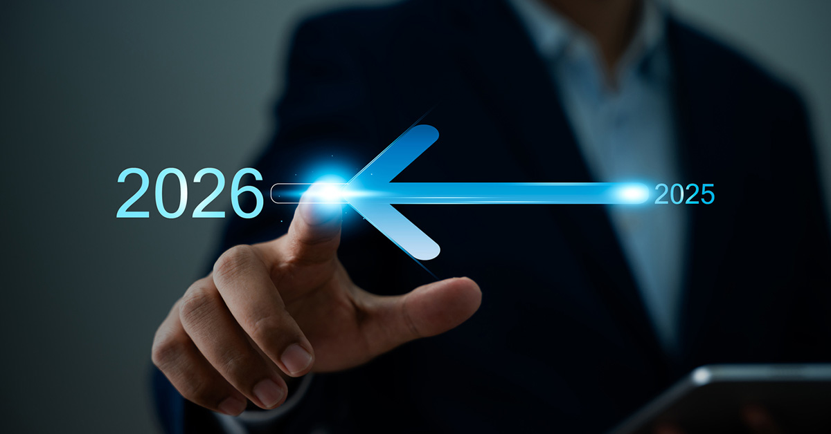 2025~2026年のトレンドを示す横向きの矢印と、それを指し示す人物のイメージ