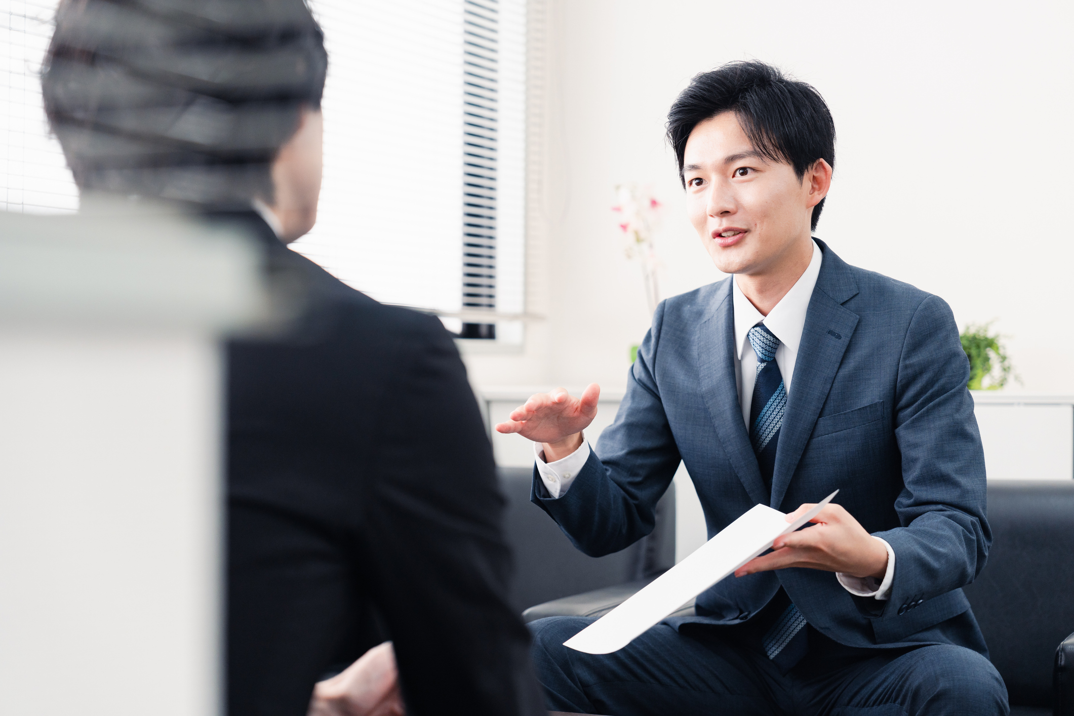 転職希望者がキャリアコンサルタントと向かい合って面談し、スタートアップ企業への転職について相談している様子。