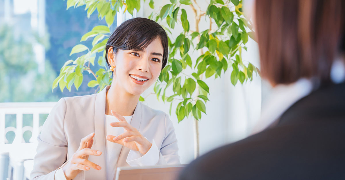 面接官と候補者が職務経歴について話している様子