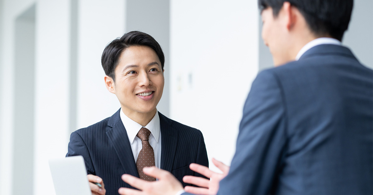 転職コンサルタントが候補者に年末年始の転職計画をアドバイスする場面