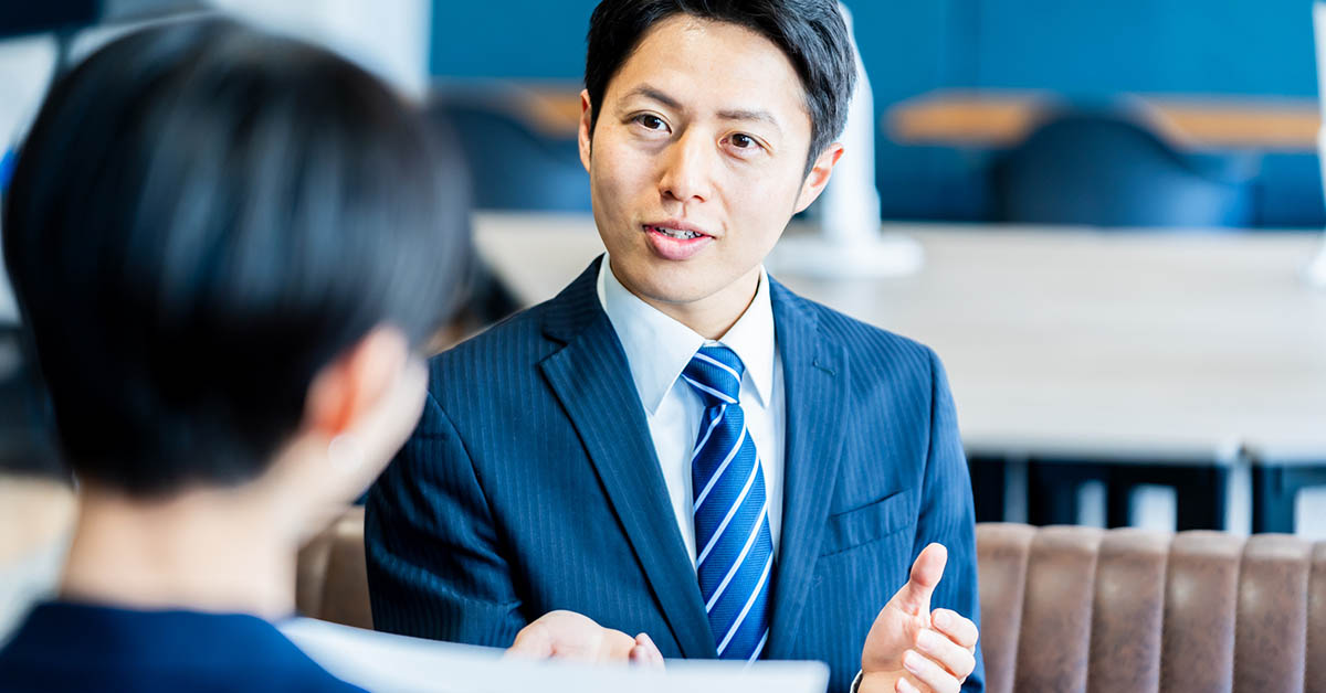 スタートアップ転職に向いているかを、転職エージェントに相談するビジネスパーソン。