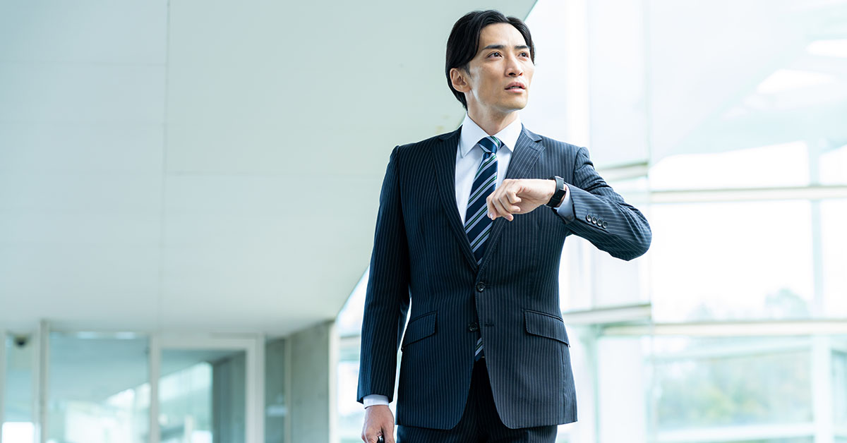 時間がなくて転職活動が進まない忙しいビジネスパーソンのイメージ