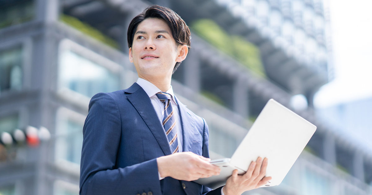 製薬会社のマーケティング職でやりがいを感じている日本人男性