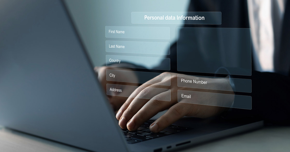 個人情報保護やデータセキュリティをイメージした図とノートパソコンを操作する人の手元