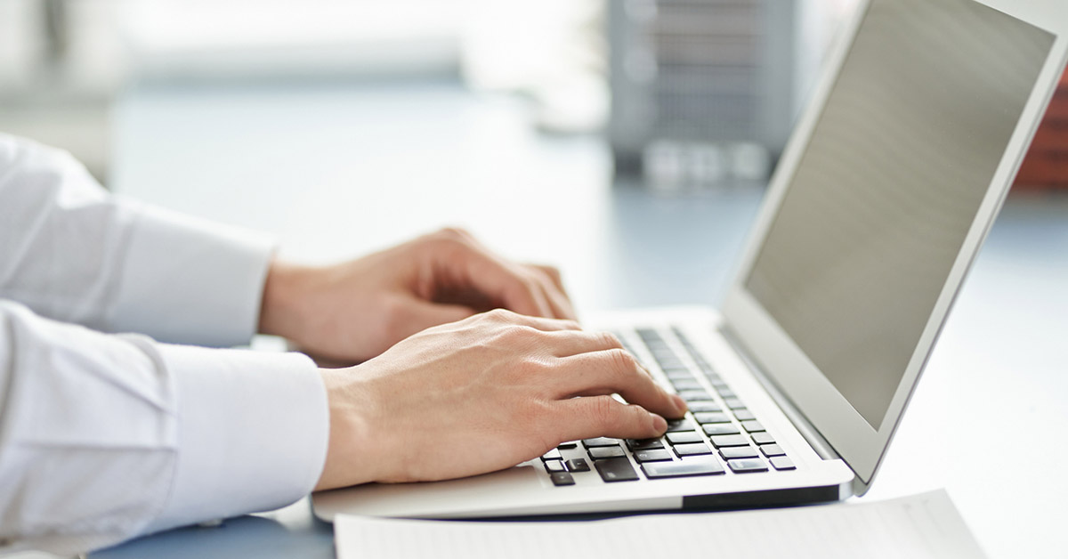 内定辞退メールを作成している候補者の手元の様子