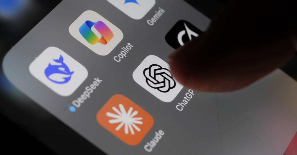 スマートフォンの画面でChatGPTアプリのアイコンを指でタップしている様子
