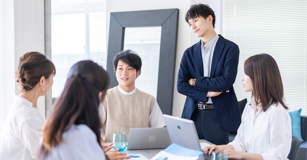 カスタマーサクセス部門のチームメンバーが自社サービスについて話し合う様子