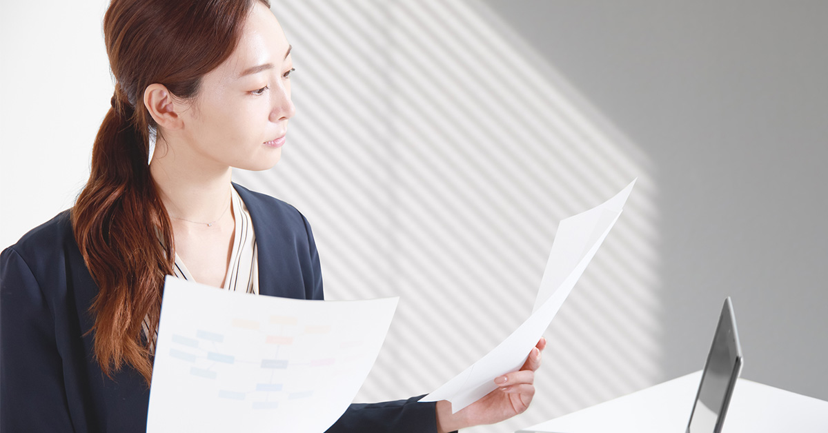 外資系企業の採用担当者が目を引くカバーレターを読んでいる様子