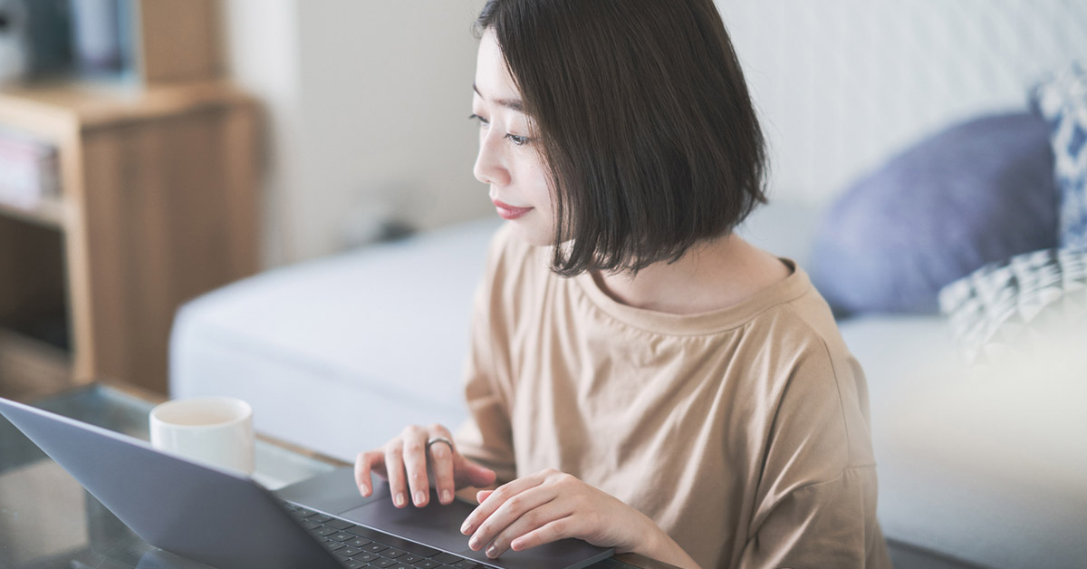 ChatGPTを使って転職活動の情報を整理している女性の様子