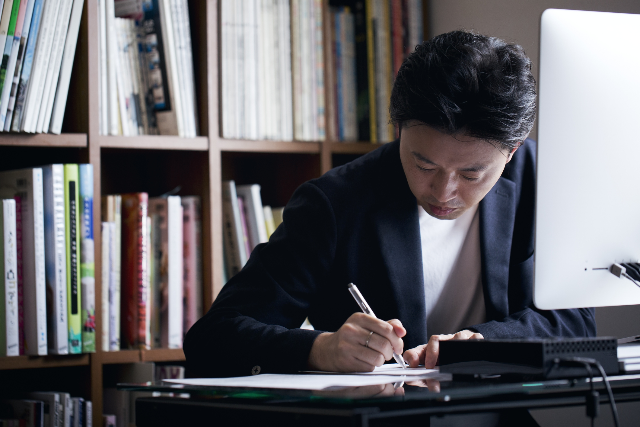 40代での転職に向けて資格取得の勉強をしているビジネスパーソンのイメージ