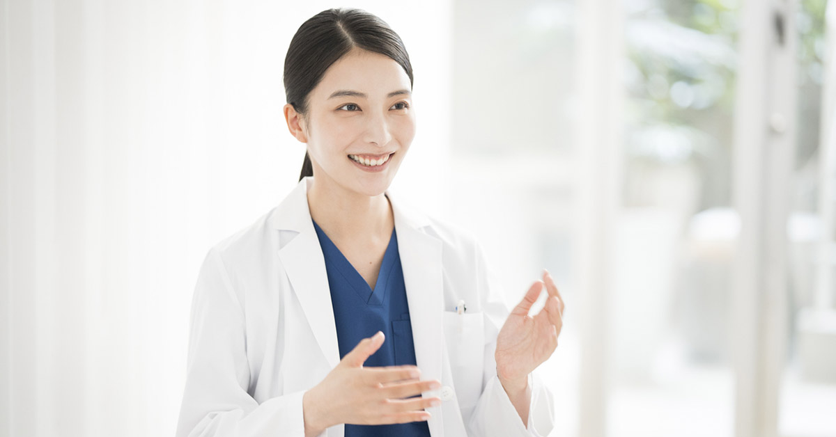 製薬会社に勤務する女性医師が話している様子