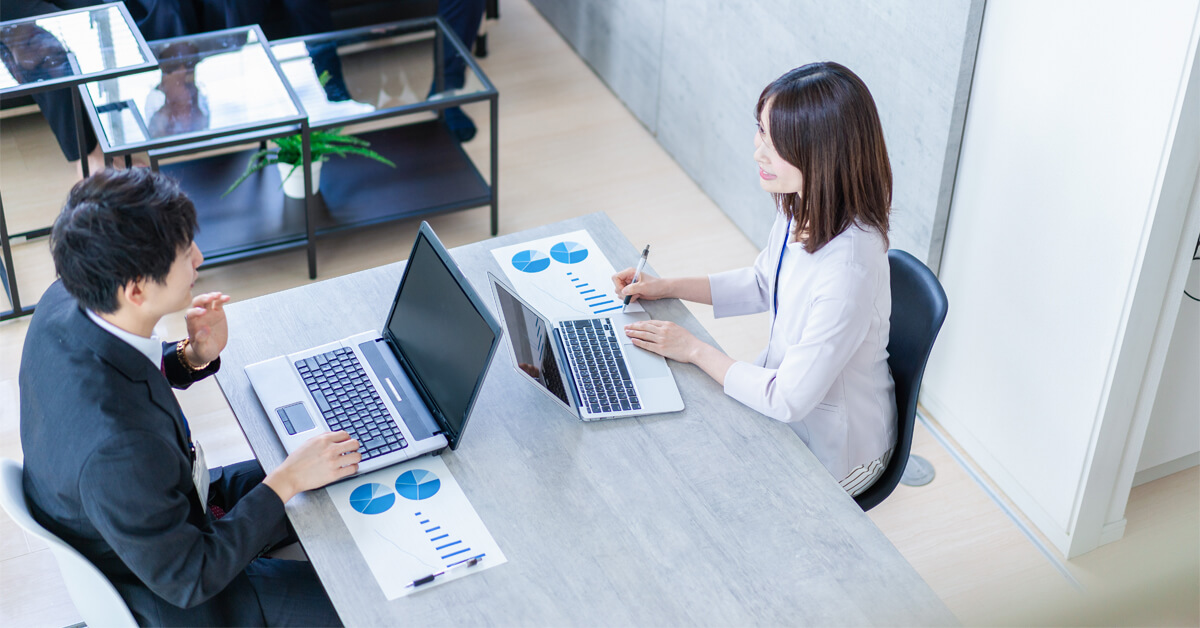 会社の将来について話し合っている人々