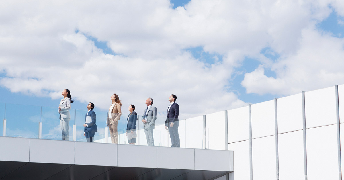 同じ方向を見つめるスタートアップチームが会社のミッションや価値観を共有しているシーン