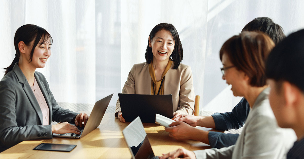 自分の市場価値を知るだけでなく、転職に強いマネジメント力とソフトスキル向上を意識し、会議をリードするマネージャーの様子。